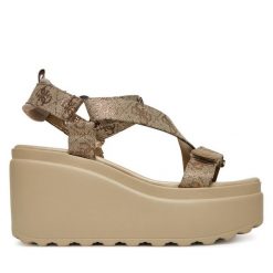 Sandały Guess. Żółte sandały Guess, z aplikacjami, bez obcasa, na koturnie, bez zapięcia. Za 479.99 zł.