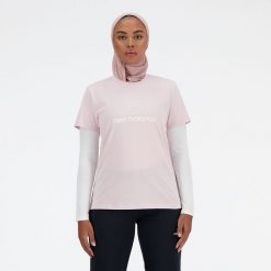 Koszulka damska New Balance WT41816SOI – różowa. Czerwone bluzki New Balance, s, bez wzorów, z materiału, eleganckie, bez kołnierzyka, bez ramiączek. Za 69.99 zł.