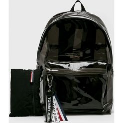 Tommy Jeans - Plecak. Czarne plecaki Tommy Jeans, bez wzorów, z jeansu. W wyprzedaży za 299.90 zł.