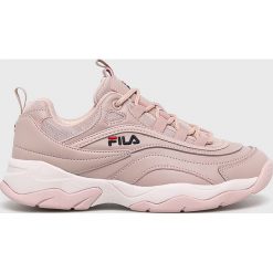 Fila - Buty Ray Low Wmn. Czerwone obuwie sportowe Fila, z gumy, bez zapięcia. W wyprzedaży za 299.90 zł.