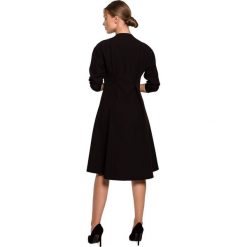 Elegancka sukienka rozkloszowana z dekoltem V i długim rękawem czarna. Czarne sukienki Sukienki.shop, na imprezę, l, bez wzorów, eleganckie, bez kołnierzyka, bez ramiączek, rozkloszowane. Za 349.00 zł.