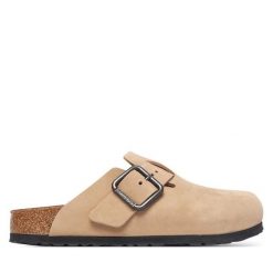Klapki Birkenstock. Brązowe klapki Birkenstock, bez wzorów, bez obcasa. Za 779.99 zł.
