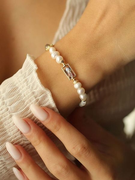 Pierres delicates Pozłacana bransoletka z kamieniami szlachetnymi i perłami rozmiar: onesize. Białe bransoletki Pierres delicates, z perłą, pozłacane. Za 52.99 zł.