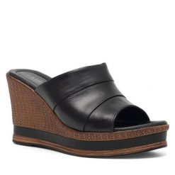 Klapki Lasocki. Czarne klapki Lasocki, bez wzorów, bez obcasa. Za 199.99 zł.