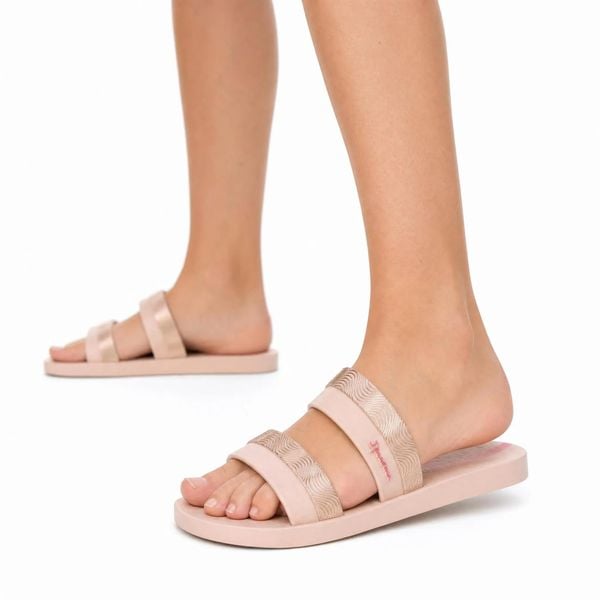 Klapki damskie Ipanama 83649 MESH SLIDE FEM. Czerwone klapki Ipanema, bez wzorów, z materiału, bez obcasa. Za 69.00 zł.