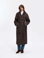Dwurzędowy płaszcz oversize - ciemnobrązowy. Brązowe płaszcze Reserved, l, bez wzorów, z tkaniny, bez kaptura. Za 299.99 zł.