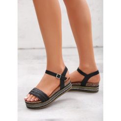 Czarne Sandały Mirror Of Beauty. Czarne sandały Born2be, bez wzorów, z materiału, z otwartym noskiem, bez obcasa, na koturnie, bez zapięcia. Za 39.99 zł.