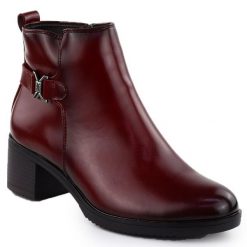 Skórzane botki damskie na klocku czerwone T.Sokolski Z25-218. Czerwone botki T.Sokolski, bez wzorów, ze skóry, bez obcasa, bez zapięcia. Za 219.99 zł.