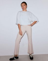Damskie legginsy z mieszanki modalu, rozszerzane, wysoki stan Luxe beżowe. Brązowe legginsy AIM'N, bez wzorów, z elastanu, z podwyższonym stanem. Za 424.00 zł.