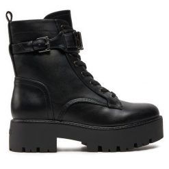 Botki Guess. Czarne botki Guess, z aplikacjami, bez obcasa, na płaskiej podeszwie, bez zapięcia. Za 799.99 zł.