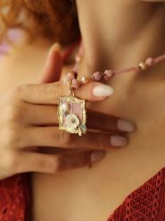 Pierres delicates Pozłacany naszyjnik z elementami ozdobnymi - dł. 50 cm rozmiar: onesize. Różowe naszyjniki Pierres delicates, z kwarcem, pozłacane. Za 65.99 zł.