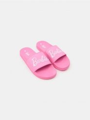 Klapki Barbie - różowy. Czerwone klapki Sinsay, bez wzorów, bez obcasa. W wyprzedaży za 27.99 zł.