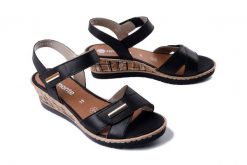 RIEKER REMONTE R6266-00 black, sandały damskie. Czarne sandały Rieker, bez wzorów, bez obcasa, na koturnie, bez zapięcia. Za 359.90 zł.