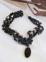 L'Atelier de Gaia Pozłacany naszyjnik z elementami ozdobnymi - dł. 45 cm rozmiar: onesize. Białe naszyjniki L'Atelier de Gaia, z onyksem, pozłacane. Za 113.99 zł.