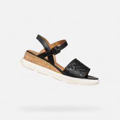 Damskie sandały Geox Pisa B. Brązowe sandały Geox, bez wzorów, z gumy, eleganckie, bez obcasa, bez zapięcia. Za 466.99 zł.