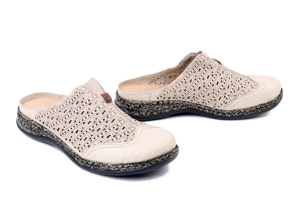 RIEKER 46376-60 beige, klapki damskie. Brązowe klapki Rieker, bez wzorów, z gumy, bez obcasa. Za 263.92 zł.