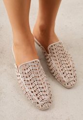 Beżowe Ażurowe Klapki Mule z Plecioną Cholewką Raguela. Brązowe klapki Renee, w ażurowe wzory, z jeansu, bez obcasa, na płaskiej podeszwie. Za 99.99 zł.
