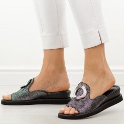 Czarne klapki damskie na koturnie M.Daszyński 2267-7 26. Czarne klapki M.Daszyński, z aplikacjami, ze skóry, z okrągłym noskiem, bez obcasa, na koturnie. Za 169.00 zł.