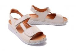 COMFORTABEL 710137-08 beige, sandały damskie. Brązowe sandały Comfortabel, bez wzorów, ze skóry, bez obcasa, bez zapięcia. Za 269.93 zł.