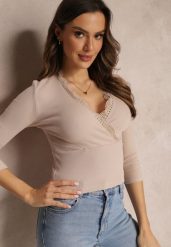 Beżowa Kopertowa Bluzka z Ozdobną Koronką przy Dekolcie z Bawełny Jadarose. Brązowe bluzki Renee, s, bez wzorów, z bawełny, bez kołnierzyka, bez ramiączek. W wyprzedaży za 52.49 zł.
