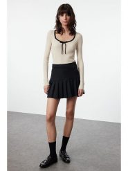 Trendyol Koszulka w kolorze kremowo-czarnym rozmiar: M. Brązowe bluzki Trendyol, m, bez wzorów, bez kołnierzyka, bez ramiączek. Za 73.99 zł.