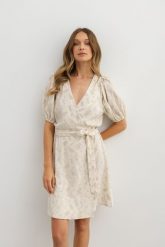 SUKIENKA LIVIA BEŻOWA M - Flawless. Brązowe sukienki Flawless, na co dzień, na lato, m, bez wzorów, z bawełny, eleganckie, bez kołnierzyka, bez ramiączek, dopasowane. Za 265.00 zł.