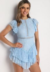 Jasnoniebieski Taliowany Koronkowy Kombinezon z Ażurowymi Wstawkami i Falbanami Tinarosi. Niebieskie sukienki Born2be, na co dzień, m, w ażurowe wzory, z koronki, eleganckie, bez kołnierzyka, bez ramiączek, kopertowe. Za 129.99 zł.