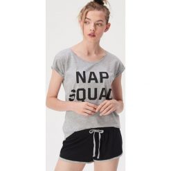 Dwuczęściowa piżama z napisem Nap squad - Jasny szary. Szare piżamy Sinsay, bez wzorów, bez ramiączek. Za 39.99 zł.