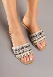 Brązowo-Beżowe Klapki z Nitami Plecione w Stylu Boho Lanvisa. Brązowe klapki Renee, bez wzorów, z materiału, bez obcasa, na płaskiej podeszwie. Za 39.99 zł.