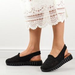 Czarne plecione sandały, buty damskie T.Sokolski 806. Czarne obuwie sportowe Sokolski, z tkaniny, bez zapięcia. W wyprzedaży za 152.15 zł.