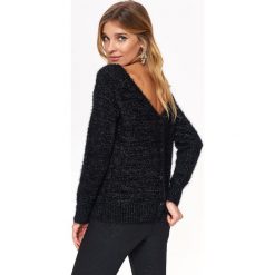 BŁYSZCZĄCY SWETER DAMSKI Z DEKOLTEM NA PLECACH. Czarne swetry TOP SECRET, na jesień, bez wzorów, z dzianiny, bez ramiączek. W wyprzedaży za 49.99 zł.