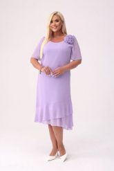 Elegancka szyfonowa lawendowa sukienka Maria z falbankami na wesele PLUS SIZE XXL. Fioletowe sukienki Moda Size Plus Iwanek, na imprezę, na lato, plus size, z aplikacjami, z elastanu, eleganckie, bez kołnierzyka, plus size, bez ramiączek, midi. Za 359.90 zł.