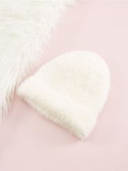 Czapka - kremowy. Białe czapki Sinsay, bez wzorów, z futra. Za 19.99 zł.