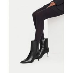 Botki JENNY. Czarne botki Jenny, bez wzorów, bez obcasa, na szpilce, bez zapięcia. Za 179.99 zł.
