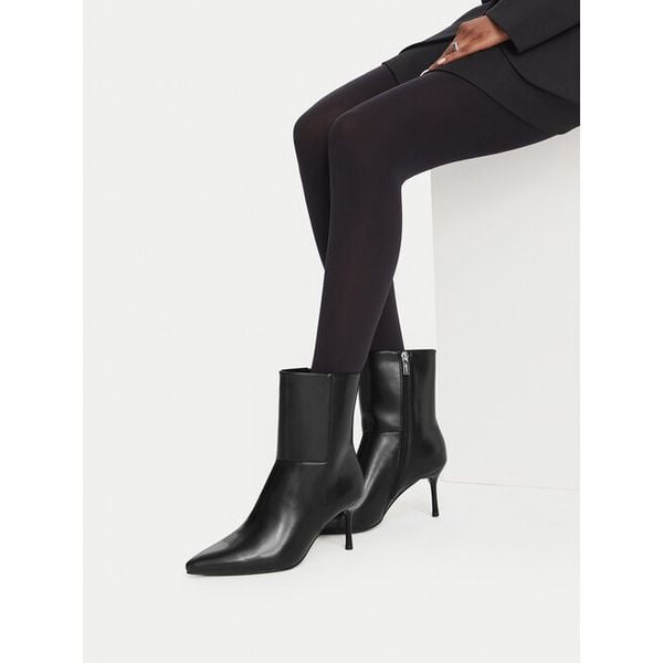 Botki JENNY. Czarne botki Jenny, bez wzorów, bez obcasa, na szpilce, bez zapięcia. Za 179.99 zł.