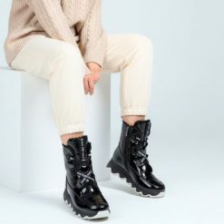 Botki damskie Artiker, naturalna skóra licowa o lakierowanym wykończeniu z klasycznym sznurowaniem i bocznym zamkiem oraz masywną podeszwą, czarne, 4. Czarne botki Artiker, bez wzorów, z futra, bez obcasa, na platformie, bez zapięcia. Za 329.00 zł.