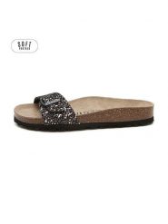 Teegu Klapki w kolorze czarnym rozmiar: 36. Czarne klapki teegu, bez wzorów, z otwartym noskiem, bez obcasa. Za 121.99 zł.