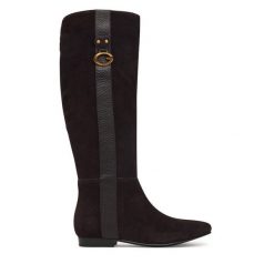 Kozaki Guess. Brązowe kozaki Guess, bez obcasa, na płaskiej podeszwie, bez zapięcia. Za 824.99 zł.