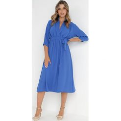 Niebieska Sukienka Rheniolea. Niebieskie sukienki Born2be, m, bez wzorów, eleganckie, bez kołnierzyka, bez ramiączek, midi, kopertowe. W wyprzedaży za 74.99 zł.
