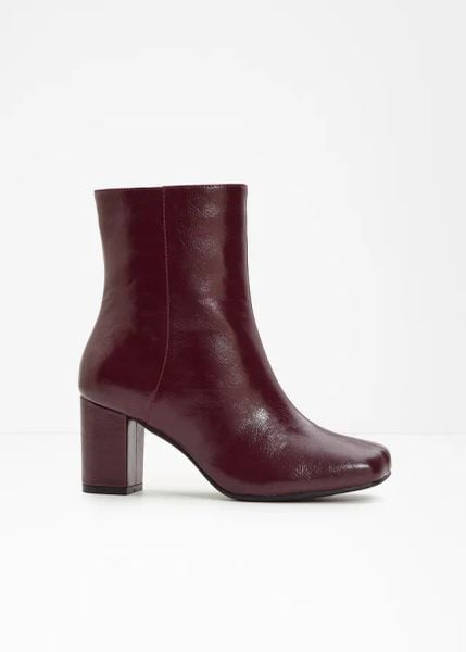 Botki. Czerwone botki bonprix, bez wzorów, bez obcasa, na obcasie, bez zapięcia. Za 169.99 zł.