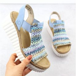 Sandały damskie RIEKER skórzana wkładka niebieskie. Niebieskie sandały bez wzorów, ze skóry ekologicznej, eleganckie, bez obcasa, na obcasie, bez zapięcia. Za 498.94 zł.