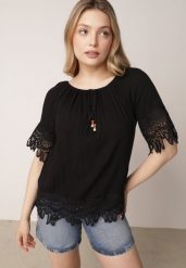 Czarna Bluzka z Wiskozy w Stylu Boho z Koronką Sznurkami i Koralikami Dazzlebell. Czarne bluzki Born2be, m, bez wzorów, z jeansu, biznesowe, bez kołnierzyka, bez ramiączek. Za 69.99 zł.