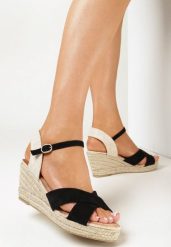 Czarne Sandały w Stylu Espadryli na Plecionym Koturnie Timiva. Czarne sandały Born2be, bez wzorów, z otwartym noskiem, bez obcasa, na koturnie, bez zapięcia. Za 34.99 zł.