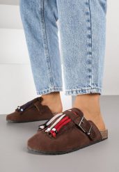 Brązowe Klapki Mule w Stylu Boho z Ozdobnymi Frędzlami Varre. Brązowe klapki Born2be, bez wzorów, z jeansu, bez obcasa, na płaskiej podeszwie. Za 89.99 zł.