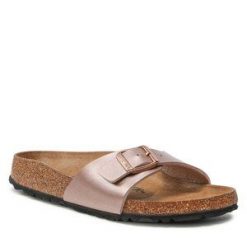 Klapki Birkenstock. Czerwone klapki Birkenstock, bez wzorów, bez obcasa. Za 289.99 zł.