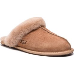 Kapcie UGG - W Scuffette II 5661 W/Fawn. Obuwie domowe marki UGG. Za 429.00 zł.