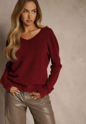 Bordowy Sweter z Wełną i Wiskozą z Trójkątnym Dekoltem Kaitte. Czerwone swetry Renee, bez wzorów, z jeansu, bez ramiączek. Za 99.99 zł.