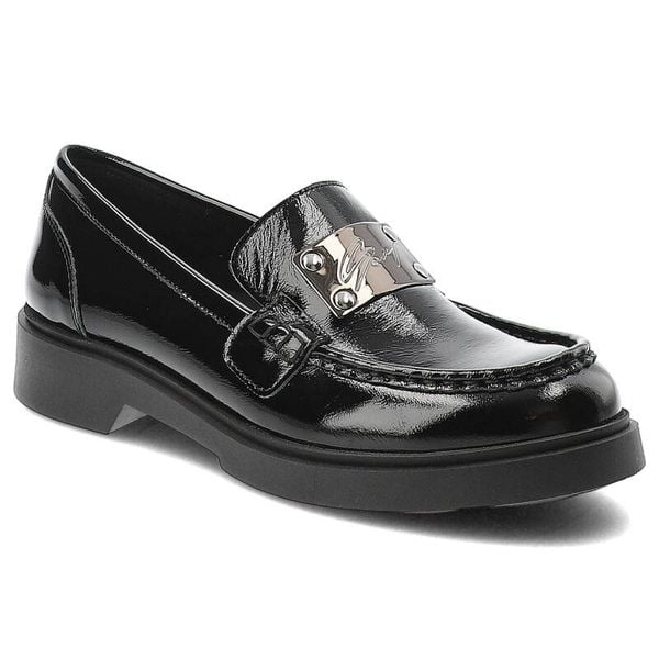 Czarne Mokasyny Nessi Wygodne Obuwie Damskie. Czarne mokasyny Nessi, bez wzorów, z lakierowanej skóry, bez obcasa. Za 367.99 zł.