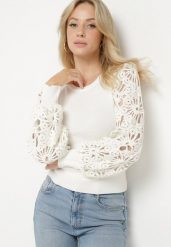 Biały Sweter z Wiskozą z Ozdobnymi Ażurowymi Rękawami Ivelvila. Białe swetry Born2be, z aplikacjami, z jeansu, bez ramiączek. Za 69.99 zł.