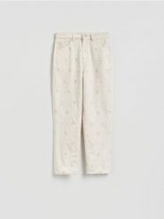Jeansy mom z haftem - złamana biel. Jeansy Reserved, bez wzorów. Za 159.99 zł.